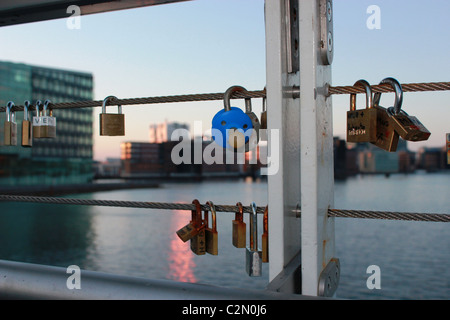 Amore padocks su un ponte in Islands Brygge quartiere in Copenhagen Foto Stock