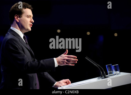 George Osbourne MP risolve il primo giorno di primavera conservatore Forum, Brighton, 27 febbraio 2010. Foto Stock