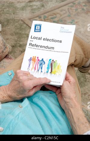 Opuscolo informativo sulle elezioni locali & referendum sul voto per MPs con riferimento alla variante sistema di votazione av Foto Stock