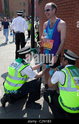 San Giovanni ambulanza dare prima un aiuto a favore di un runner alla maratona di Londra 2011 Foto Stock