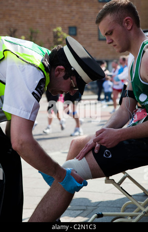 San Giovanni ambulanza dare prima un aiuto a favore di un runner alla maratona di Londra 2011 Foto Stock