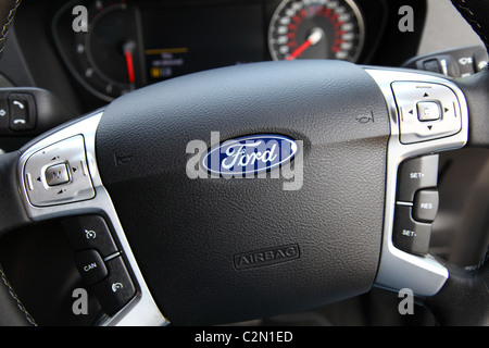 Una Ford Galaxy volante con airbag conducente. Foto Stock