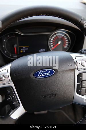 Una Ford Galaxy volante con airbag conducente. Foto Stock