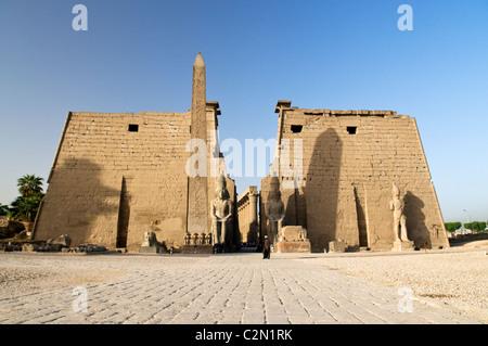 Una vista verso l'entrata del Tempio di Luxor Luxor Egitto Foto Stock