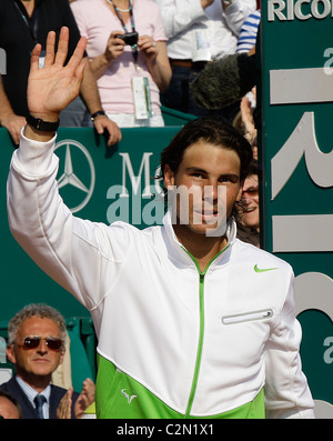 Rafael Nadal ha fatto la storia come ha sostenuto il suo settimo successivi di Monte Carlo Masters il titolo con un 6-4 7-5 vittoria su David Ferre Foto Stock