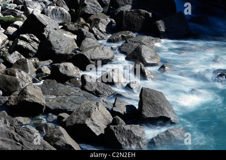 Pembrokeshire Coast, (lunga esposizione) onde si infrangono contro le rocce, Pembrokeshire, Wales, Regno Unito Foto Stock