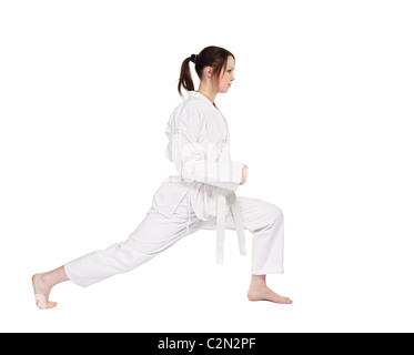 Full-length ritratto isolato di belle arti marziali ragazza in kimono excercising karate kata Foto Stock