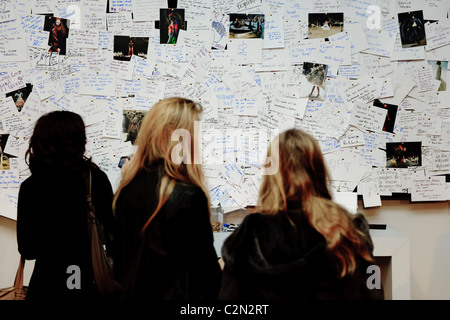 Il Lee Alexander McQueen Memorial Wall presso la London Fashion Week, Somerset House, 21 febbraio 2010. Foto Stock