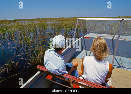 Airboat natura tour attraverso le Everglades dare ai turisti una vista ravvicinata della sua famosa zone umide che coprono migliaia di ettari di terreno nel sud della Florida, Stati Uniti d'America. Foto Stock