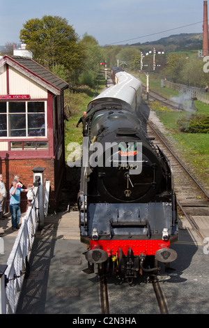 Anni '1954 50 Cinquanta, classe standard britannica 8 East Lancashire Railway. Noce of Steam Train 71000 The Duke of Gloucester presso la stazione ferroviaria di Ramsbottom, Regno Unito Foto Stock