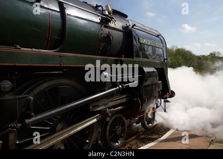East Midlands Stazione Treno a Vapore 71.000 duca di Gloucester avvicinando Ramsbottom Stazione, Lancashire, Regno Unito Foto Stock