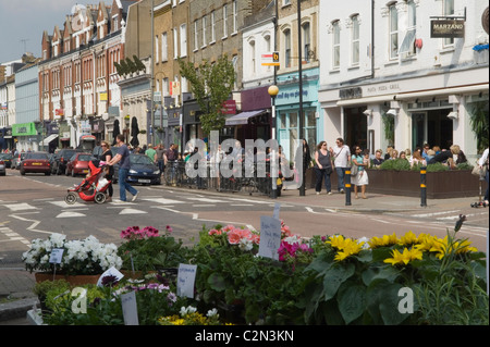 Northcote Road, Clapham, London Borough di Wandsworth. Sud-ovest di Londra. SW11. Gli amanti dello shopping del sabato sono affollati e mangiano fuori a spasso. 2011 2010 UK HOMER SYKES Foto Stock