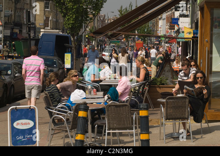 Cafe Northcote Road Clapham, South West London. Folle di gruppi di persone che mangiano fuori da una società di caffè sul marciapiede, affollati acquirenti il sabato. London Borough di Wandsworth. SW11 2010S 2011 UK HOMER SYKES Foto Stock