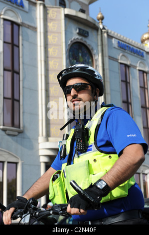 Un asiatico polizia Sostegno comunitario ufficiale di servizio in Smethwick West Midland Uk Foto Stock