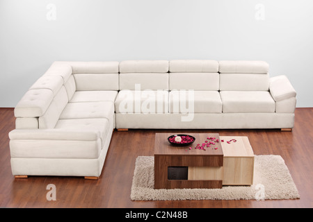 Un studio shot di un moderno minimalista salotto con mobili bianchi Foto Stock