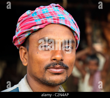 Ritratto di un uomo che lavora presso il Malik Ghat Flower Market, Calcutta, West Bengal, India Foto Stock