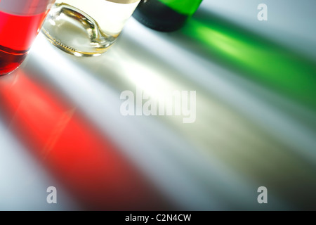 Rose e vino bianco bottiglie illuminata da dietro con i colori della bandiera italiana Foto Stock