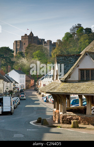 Il Castello di Dunster e il mercato dei filati in primavera, Dunster, Somerset, Inghilterra, aprile 2011. Foto Stock