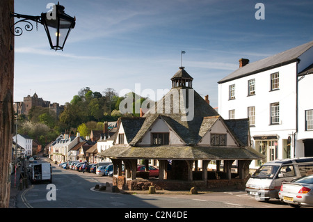 Il Castello di Dunster e il mercato dei filati in primavera, Dunster, Somerset, Inghilterra, aprile 2011. Foto Stock