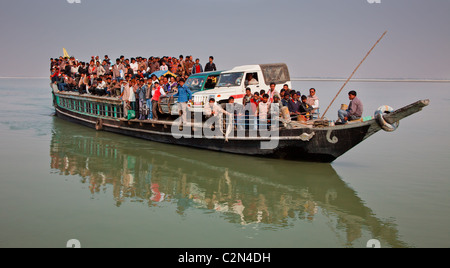 Barca affollata di Majuli isola nel fiume Brahmaputra, Assam, India Foto Stock