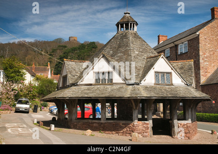 Il Castello di Dunster mercato dei filati e Torre Conygar in primavera, Dunster, Somerset, Inghilterra, aprile 2011. Foto Stock