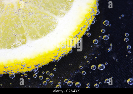 Close-up di una fetta di limone con bolle Foto Stock
