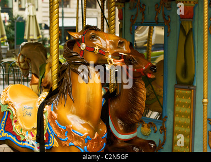 Cavalli su una giostra in midtown Manhattan Foto Stock