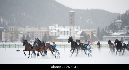 Corse di cavalli sul lago ghiacciato di 'White Turf 2011' a St Moritz, Svizzera Foto Stock