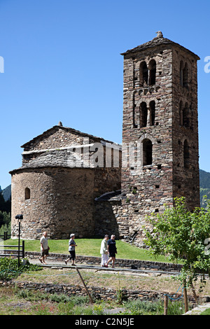 La gente camminare passato antica chiesa Sant Joan de Caselles Andorra Foto Stock