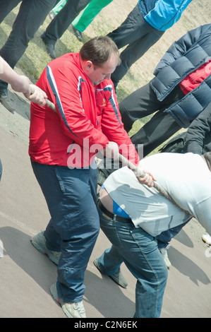 Uomo in tug della guerra di concorrenza a HIGHLAND GAMES Foto Stock