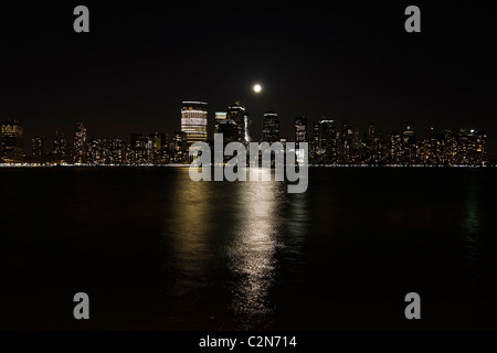 Full Moon Rising oltre il sito del World Trade Center sull isola di Manhattan a New York City. Foto Stock