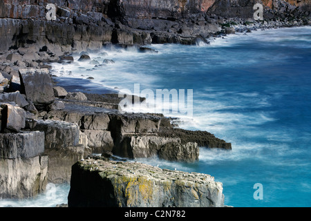 Pembrokeshire Coast, (lunga esposizione) onde si infrangono contro le rocce, Pembrokeshire, Wales, Regno Unito Foto Stock
