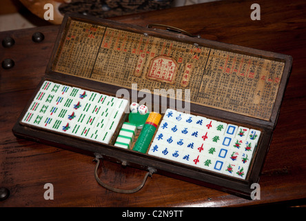 Il cinese mahjong impostato nel caso originale, Singapore. Foto Stock