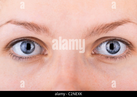 Immagine ravvicinata di un paio di occhi di donna con DOF poco profondo Foto Stock
