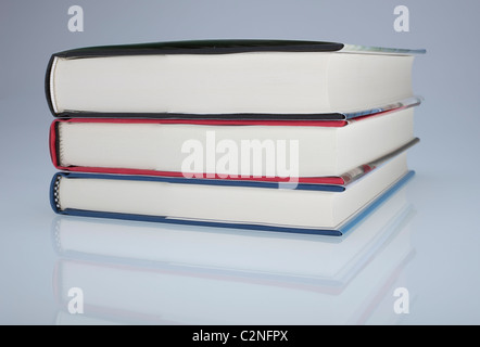 Tre libri in una pila Foto Stock