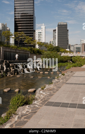 Affondata il Giardino di Pietra, Cheonggye Plaza, Seoula€™s Central Business District. Foto Stock