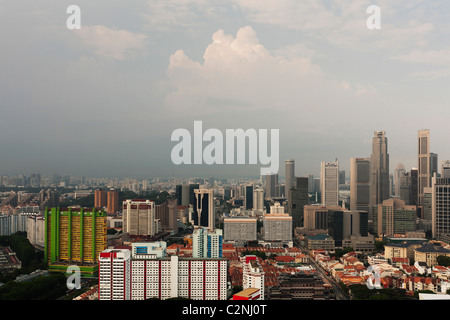 Singapore Central Business District (CBD) skyline visto da Pinnacle@Duxton's 50th-storey sky garden. Foto Stock