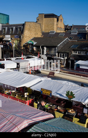 Segni di cibo, vecchie stalle per cavalli, Camden Lock, Camden High Street, London NW1, Inghilterra Foto Stock