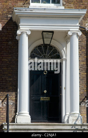 Elaborare (Goergian?) porta su uno dei palazzi di Dulwich Village, London, SE21, Inghilterra Foto Stock