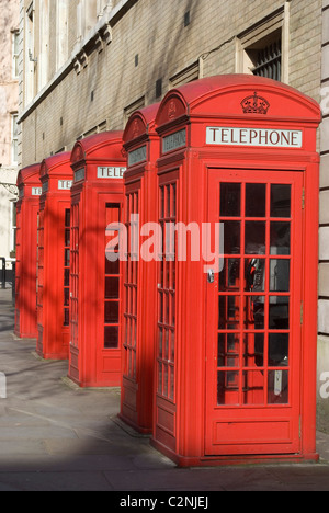 Vecchio telefono rosso scatole, ampia corte, vicino al Royal Opera House Covent Garden, Londra, WC2, Inghilterra Foto Stock