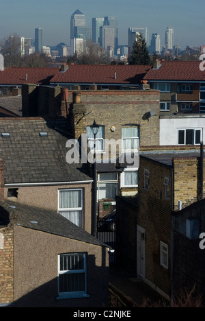 Vista sopra i tetti verso Canary Wharf e Docklands, Lewisham, London, SE13, Inghilterra Foto Stock