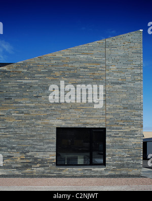 Della Scozia Expo di alloggiamento. La casa in pietra. guardando la parete anteriore dell'altezza doppia estremità della terrazza. Foto Stock