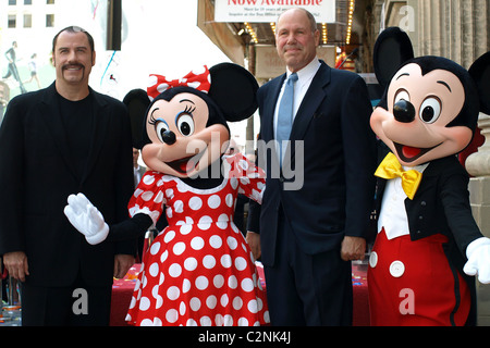 John Travolta e Michael D. Eisner Michael D. Eisner onorato con la 2361st stella sulla Hollywood Walk of Fame di Los Angeles, Foto Stock