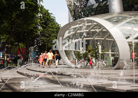 A livello della strada entrata a MRT e ION Orchard shopping mall da Benoy ed RSP architetti progettisti e ingegneri. Si trova su Orchard Foto Stock