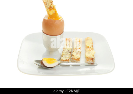 Uova sode e toast soldati su una piastra isolata contro bianco Foto Stock