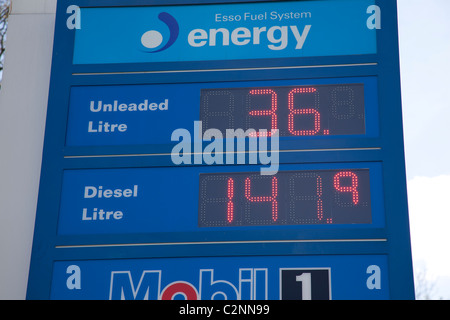 I prezzi della benzina sul illuminato esso segno bordo Foto Stock