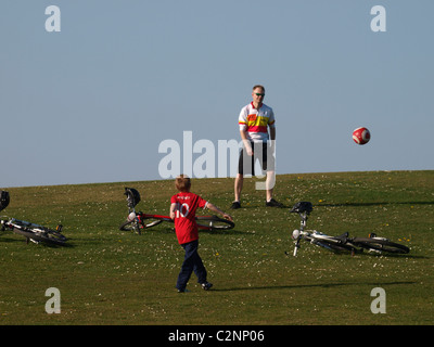 Padre e figlio a giocare a calcio nel parco, REGNO UNITO Foto Stock