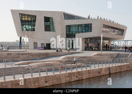 Il nuovo terminal per i traghetti e la costruzione di un nuovo ramo del Beatles Story Museum presso il Canal Link, Pier Head in Liverpool Foto Stock
