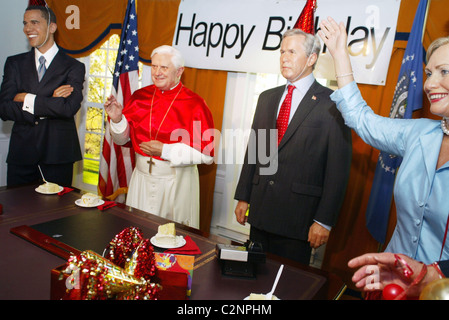 Il senatore Barak Obama cera figura, Papa Benedetto XVI cera figura, U.S. Il Presidente George W Bush cera figura e il senatore Hillary Foto Stock