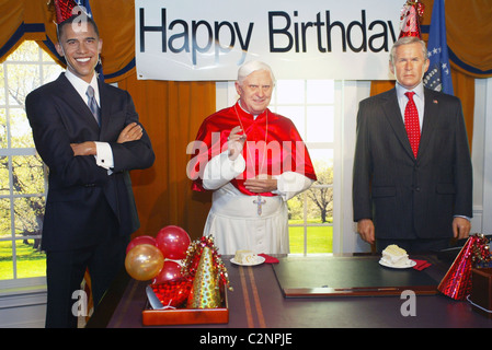 Il senatore Barak Obama cera figura, Papa Benedetto XVI cera figura e U.S. Il presidente George Bush la figura di cera di Madame Tussauds Foto Stock